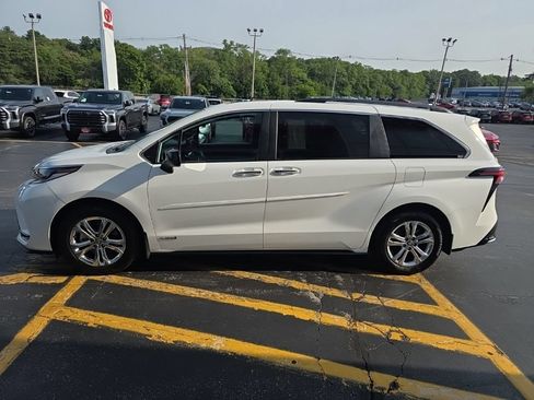 Used 2021 Toyota Sienna XSE FWD image 8