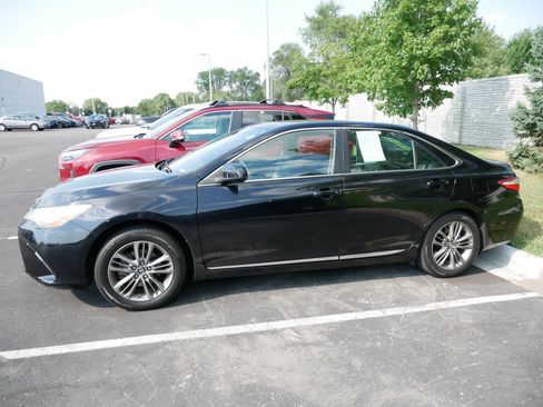 Used 2017 Toyota Camry SE FWD image 4