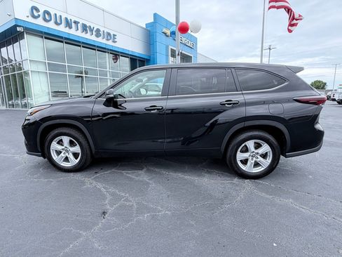 Used 2025 Toyota Highlander LE FWD image 5