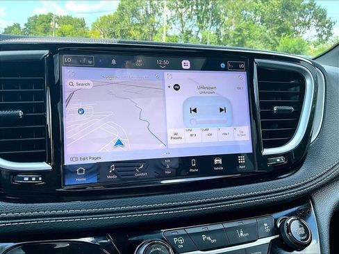 Used 2023 Chrysler Pacifica Limited w/ Uconnect Theater Family Group FWD image 17