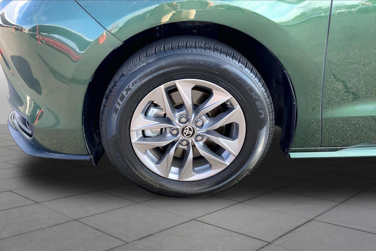 Certified 2025 Toyota Sienna LE w/ LE Plus Package FWD image 11