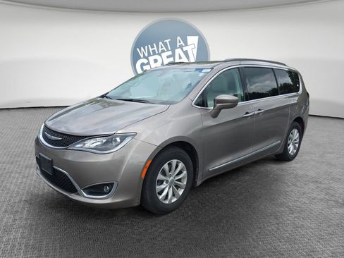 Used 2017 Chrysler Pacifica Touring-L FWD image 8