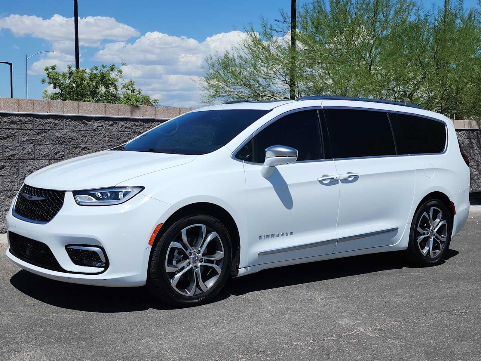 Used 2024 Chrysler Pacifica Pinnacle FWD image 4