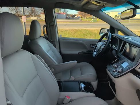 Used 2017 Toyota Sienna XLE w/ XLE Navigation Package image 28