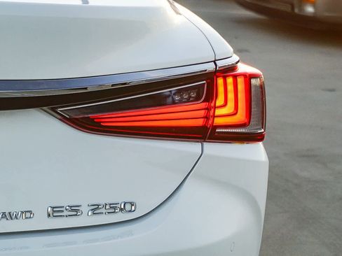 Certified 2023 Lexus ES 250 w/ Premium Package image 11