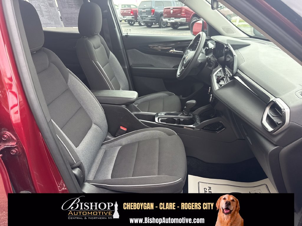 Used 2025 Chevrolet TrailBlazer LT AWD/4WD image 19