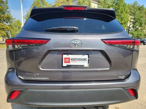 Certified 2021 Toyota Highlander XLE FWD image 4