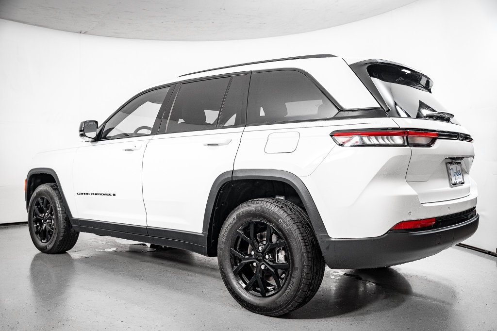 Used 2025 Jeep Grand Cherokee Altitude w/ Trailer Tow Package RWD image 14
