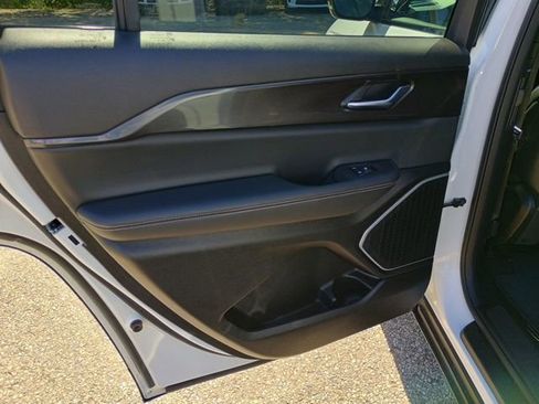 Used 2022 Jeep Grand Cherokee L Laredo image 19