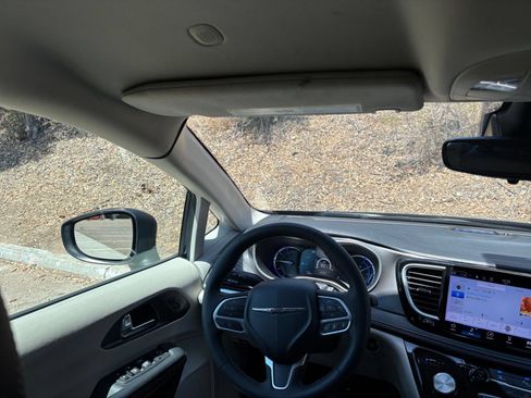 Used 2023 Chrysler Pacifica Touring-L FWD image 32