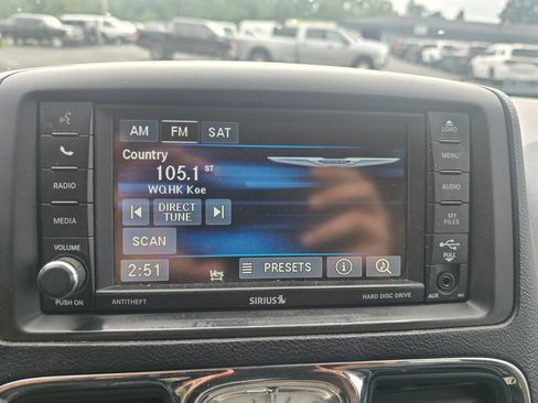 Used 2014 Chrysler Town & Country Touring FWD image 20