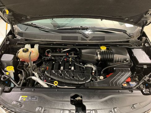 Used 2018 Chrysler Pacifica Touring-L w/ Tire & Wheel Group FWD image 32