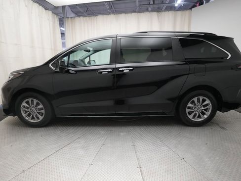 Used 2023 Toyota Sienna XLE FWD image 25
