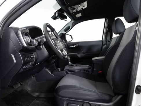 Used 2021 Toyota Tacoma TRD Off-Road w/ Technology Package AWD/4WD image 14