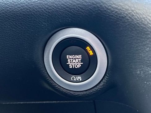 Used 2025 Chrysler Pacifica Select image 32