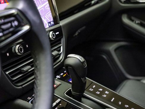 Certified 2025 Porsche Macan image 27