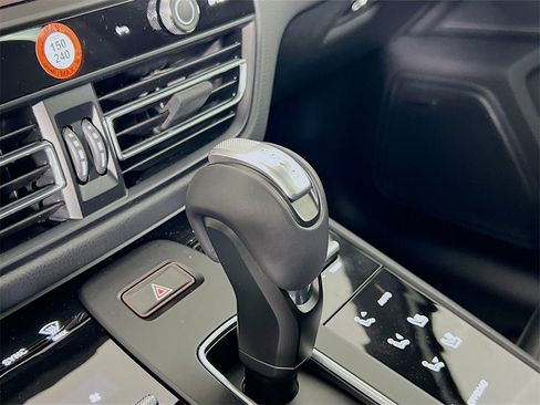 New 2026 Porsche Macan image 19