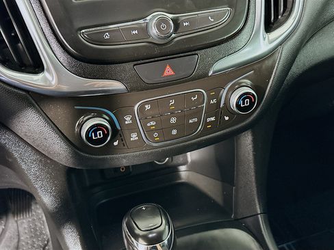 Used 2018 Chevrolet Equinox LT FWD image 23
