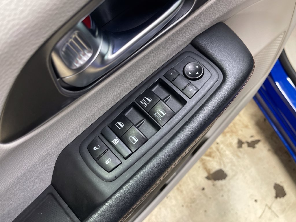 Used 2020 Chrysler Pacifica Touring w/ Cold Weather Group FWD image 16