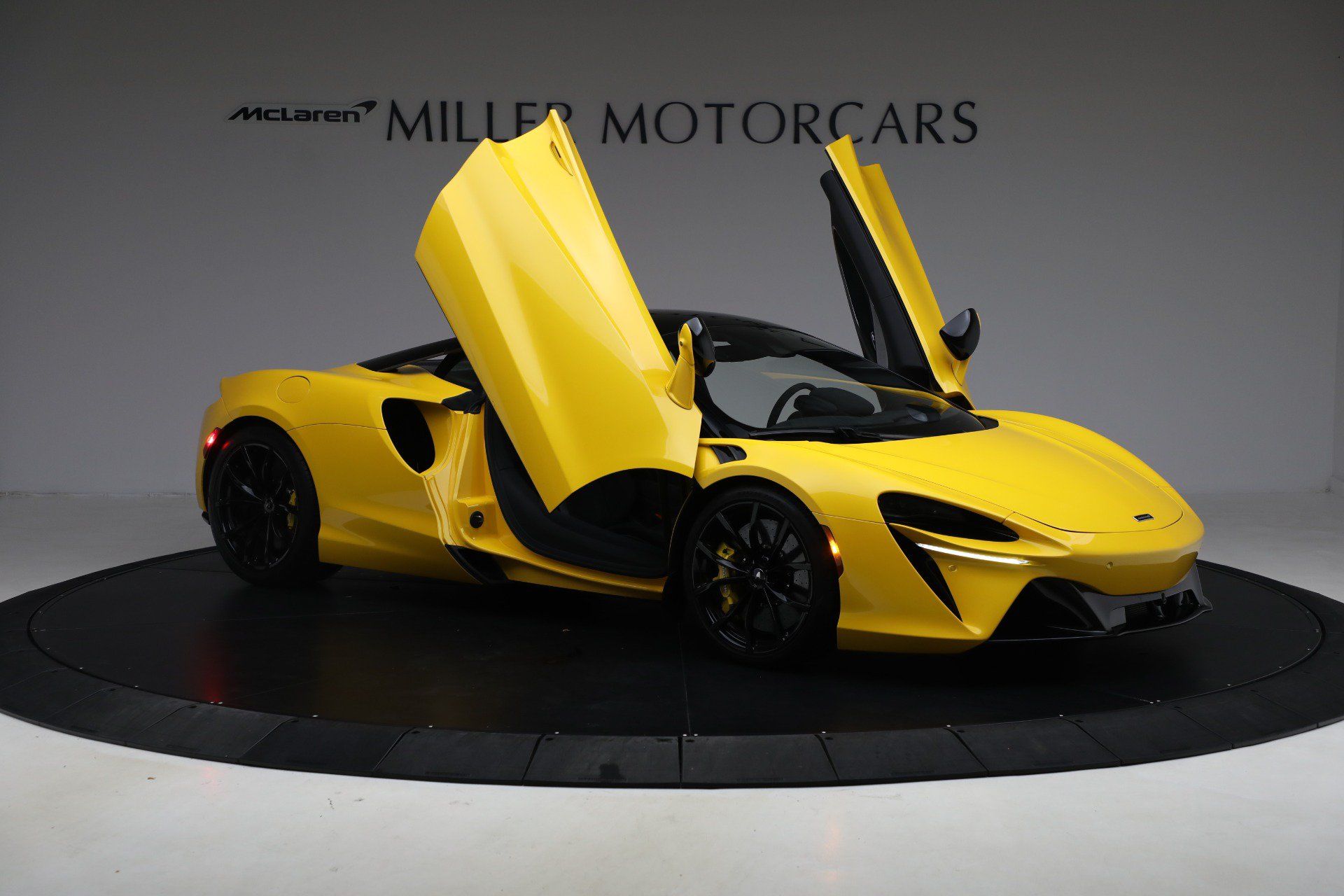Used 2024 McLaren Artura RWD image 20