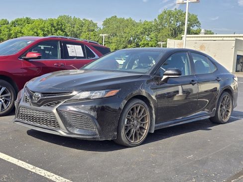 Used 2023 Toyota Camry SE w/ Convenience Package FWD image 3