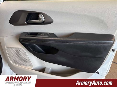 Used 2020 Chrysler Pacifica Touring-L Plus image 40