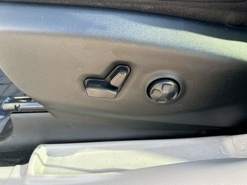 Used 2024 Chrysler Pacifica Touring-L FWD image 12