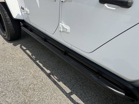 Used 2020 Jeep Gladiator Rubicon AWD/4WD image 14