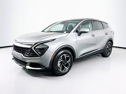 Used 2024 Kia Sportage LX image 3