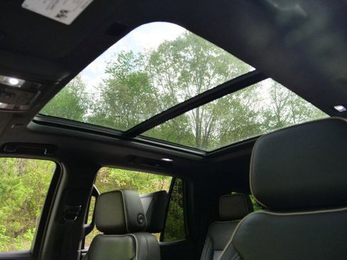 Used 2022 GMC Yukon SLT w/ SLT Premium Package image 18