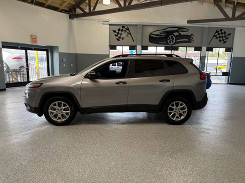 Used 2017 Jeep Cherokee Sport image 4