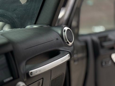 Used 2016 Jeep Wrangler Rubicon w/ Power Convenience Group image 14