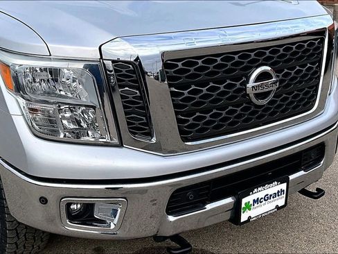 Used 2017 Nissan Titan SV image 33