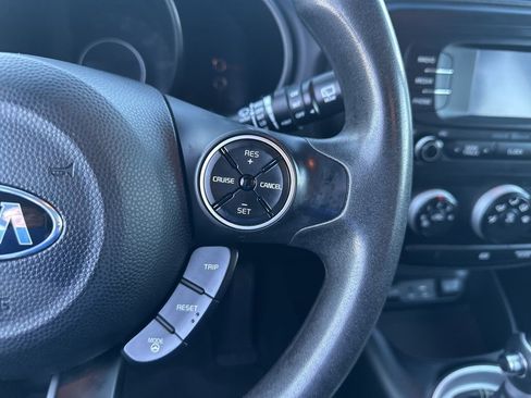 Used 2016 Kia Soul + image 10
