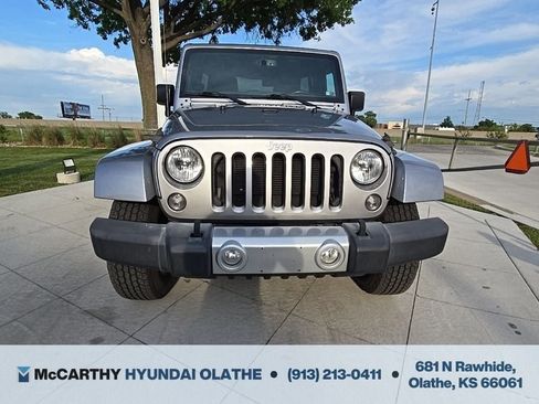 Used 2015 Jeep Wrangler Unlimited Sahara w/ Connectivity Group AWD/4WD image 10