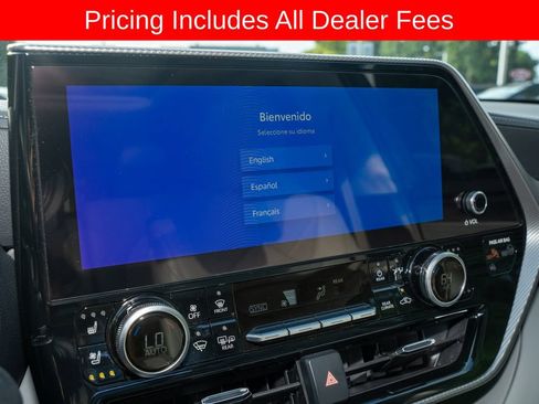 Used 2024 Toyota Highlander Platinum FWD image 16