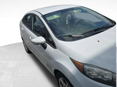 Used 2015 Ford Fiesta SE w/ Comfort Package FWD image 7