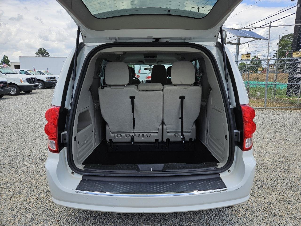 Used 2017 Dodge Grand Caravan SE FWD image 19