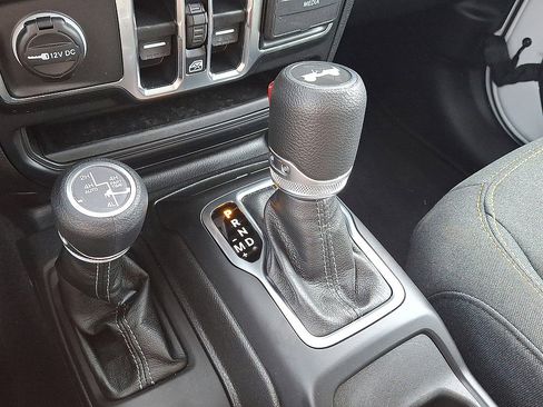 Used 2025 Jeep Wrangler Unlimited Sahara AWD/4WD image 15