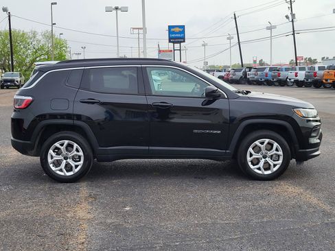 Used 2025 Jeep Compass Latitude AWD/4WD image 6
