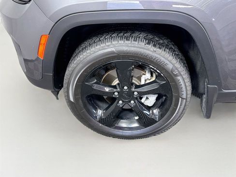 Used 2024 Jeep Grand Cherokee Limited w/ Black Appearance Package AWD/4WD image 25
