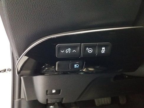 Used 2021 Toyota Prius XLE image 10