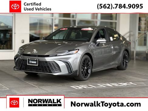 Certified 2026 Toyota Camry SE image 1