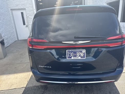 Used 2025 Chrysler Pacifica Select image 9