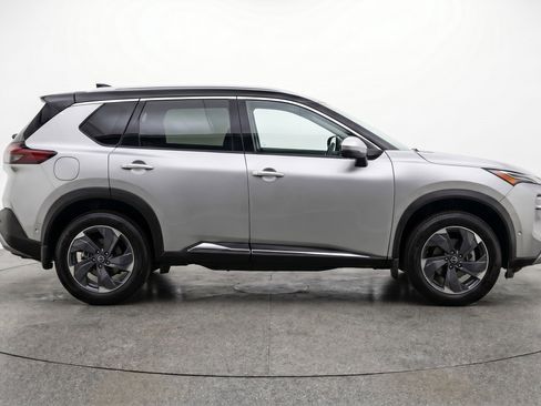 Used 2025 Nissan Rogue SV FWD image 11