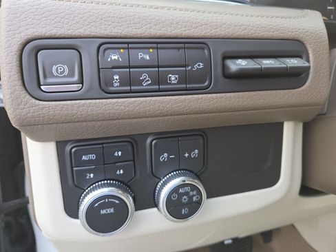 Used 2022 GMC Yukon XL Denali image 8