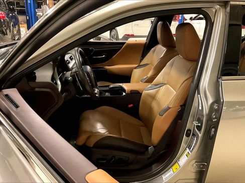 Used 2021 Lexus ES 300h Ultra Luxury w/ Accessory Package 2 image 8