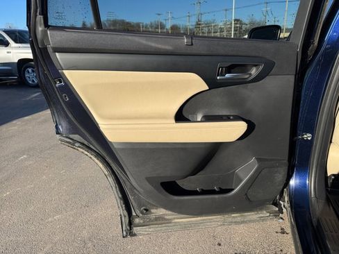 Used 2023 Toyota Highlander XLE image 25