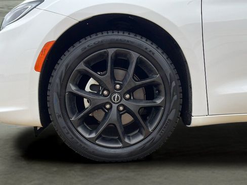 Used 2026 Chrysler Pacifica Limited w/ S Appearance Package FWD image 22