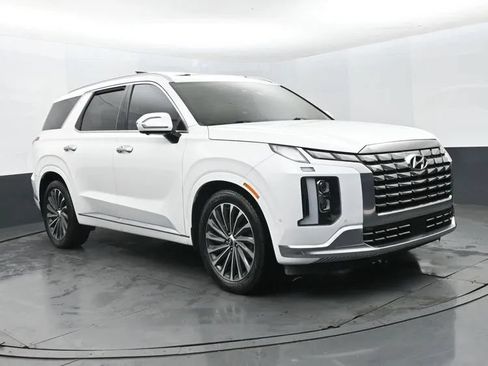 Used 2023 Hyundai Palisade Calligraphy FWD image 2